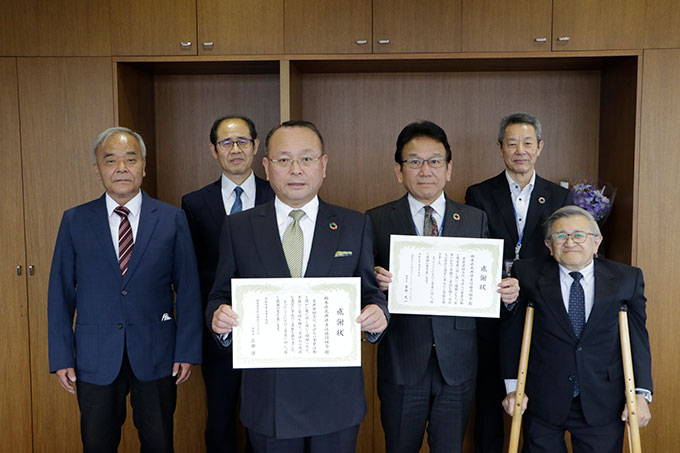 感謝状贈呈式による集合写真